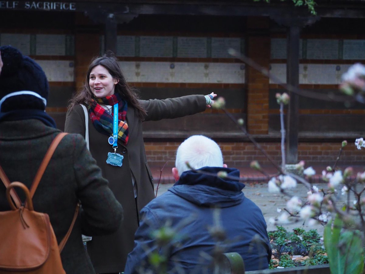 London Blue Badge Tourist Guide Katherine Alcock showing guests on a Look Up London (@look_uplondon) tour the best of the City's hidden gardens! guidelondon.org.uk/guides/katheri… #BlueBadgeTouristGuide #LDNBlueBadgeTouristGuides #GuideLondonAPTG #LondonTourGuide