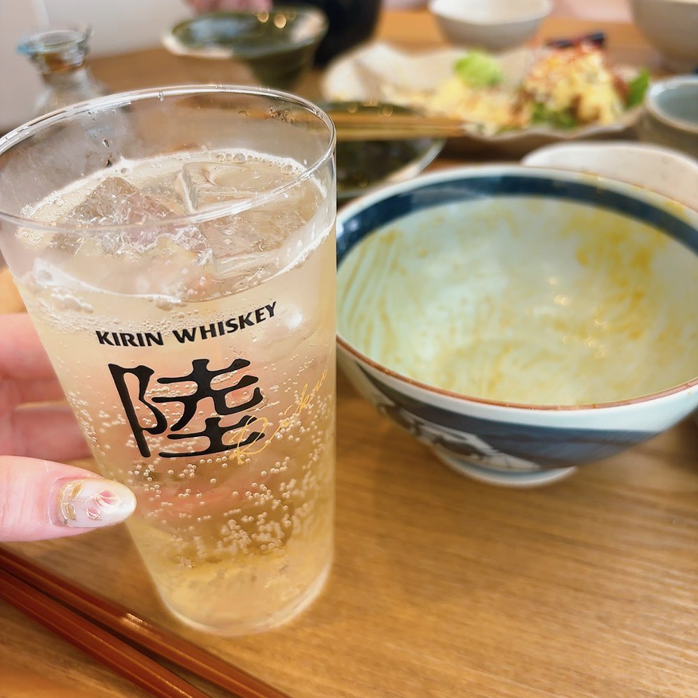 📍総曲輪 えく坊🌟居酒屋🏮のランチ‼️焼き鳥丼✨温玉トッピング…これ正解すぎる🥺✨ガラス張りの店内からは市電🚃見えて☺️👋焼き鳥丼のご飯はタレだくで最高だった。🩷✨我慢してたんやけど…食べ終えてから、ハイボールお願いしまーす❣️、、店員さんに頼んでしもた🙂‍↕️笑