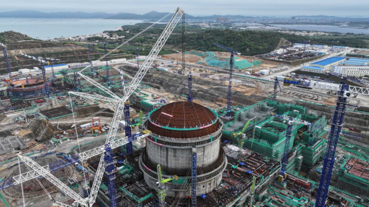 The inner containment dome has been installed at unit 5 of the Lufeng #nuclear power plant in China's Guangdong province. It is the first of two HPR1000 (Hualong One) under construction at the site, where four CAP1000s are also planned tinyurl.com/3kcbb5nt