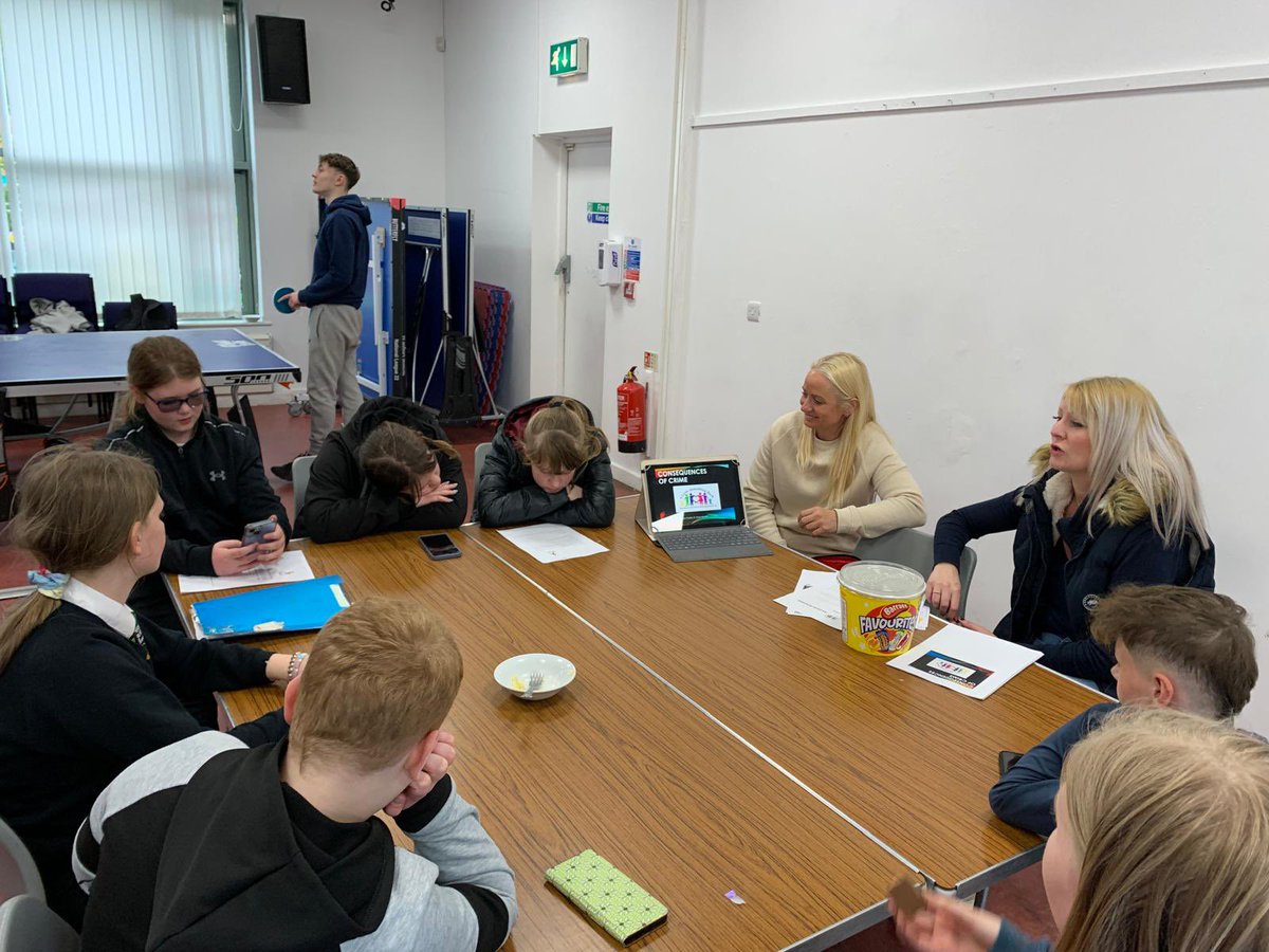 #OiamCharity

🧑‍🏫 CONSEQUENCES OF CRIME COURSE!

⭐️Session 3 of our CoC course at #Shipley Youth Club last night 🙌

✅We discussed county lines, drugs, & their consequences- & had lots of fantastic questions!

❤️Big thanks to the team from #ALittleSomethingBack for coaching us!