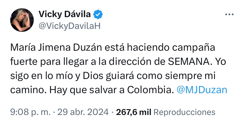 Clicky Soraya siendo Soraya. Y por allá en la tras escena una literata mechoniando a otra. Buenos días en X, su novelón de confianza.