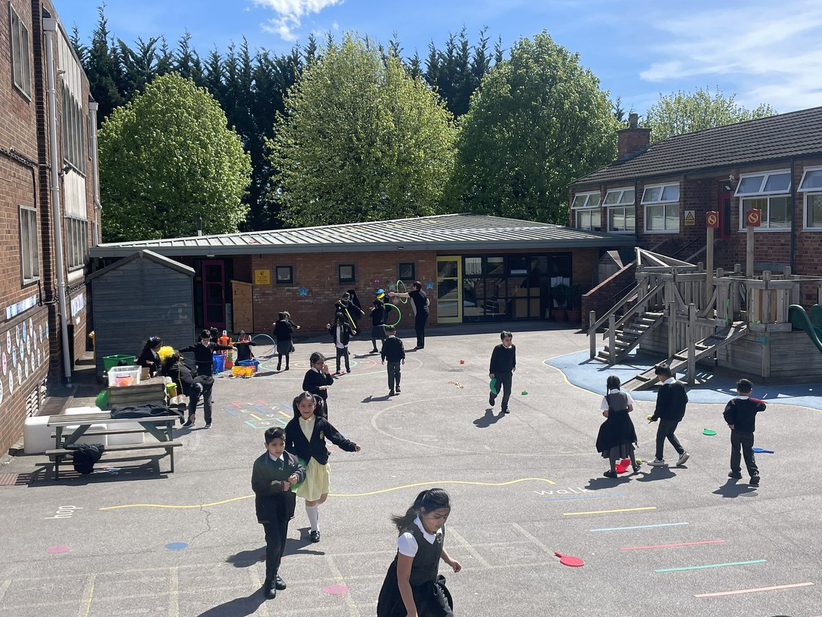 Fun in the sun at playtime! ☀️😎@HolyFamilyScho1 @BCPP__ #livesimplyhfb10