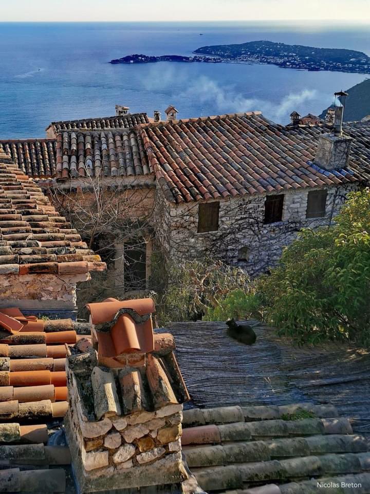 Vue plongeante sur la Méditerranée et Saint-Jean-Cap-Ferrat depuis les toits du village d'Èze. Alpes-Maritimes.