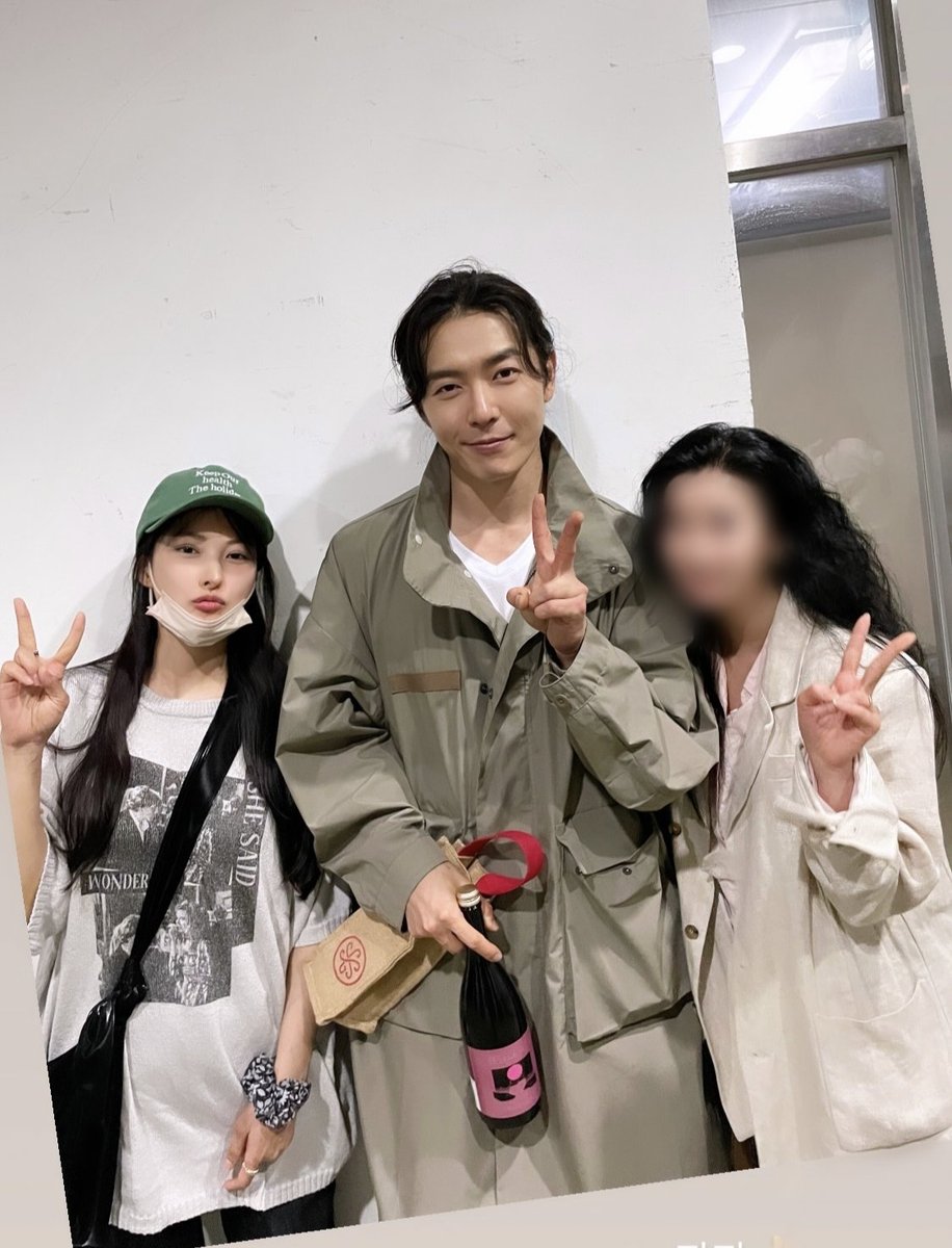 The other day he was with Eunjung of T-ara, now he's with Gyuri of Kara.. 😁 We could really say JU is one heck of a nice and cool oppa, his former leading ladies are still keeping in touch with him. (Gyuri and KJU worked in 2016 movie '2 rooms, 2nights') #김재욱 #KimJaeUck