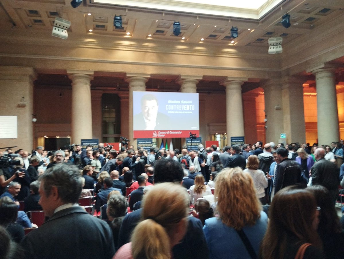 #Roma, presentazione di #CONTROVENTO con #MatteoSalvini !! Con molti #colleghi in fila per accaparrarci la tanto agognata ed attesa prima #copia 💪🏻 facebook.com/share/p/RuKomU…