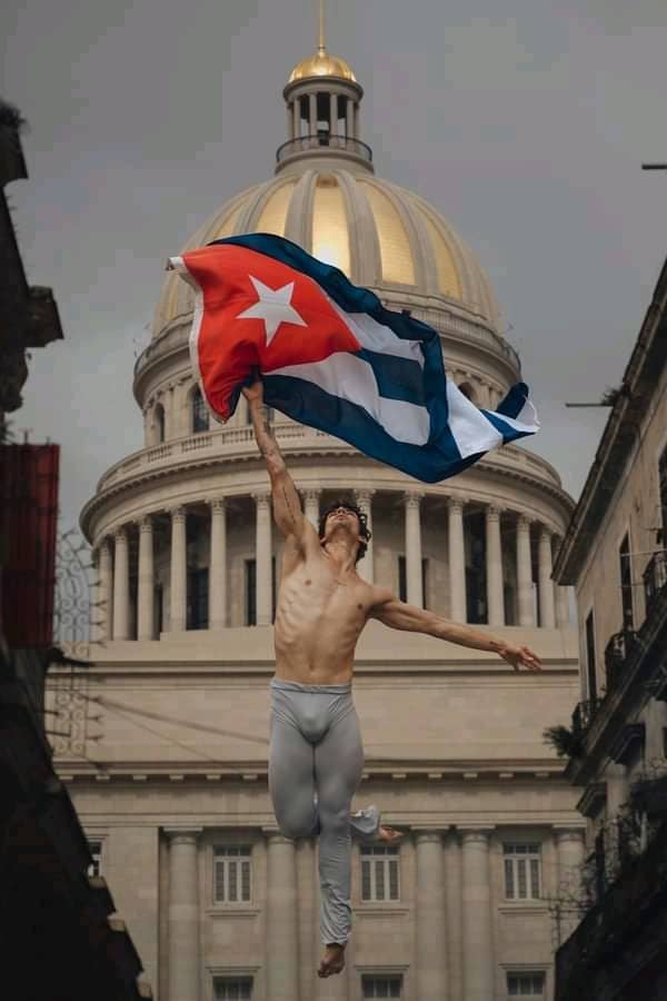 ¿Quién dijo que las estrellas piden permiso para brillar? Mucho menos... si es la Revolución el halo de luz de #Cuba 🇨🇺‼️ Gracias a tod@s l@s que me acompañan en las redes y en la calle... mis respetos y abrazo al infinito!
