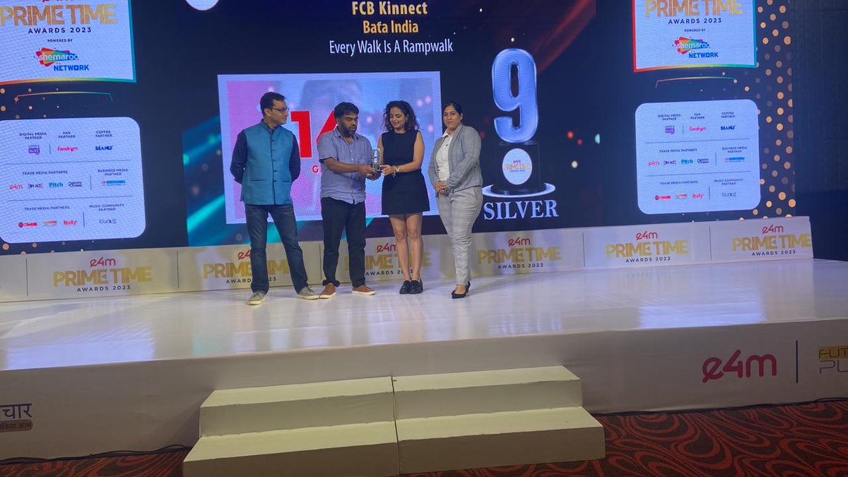 Recognizing outstanding achievements in Television Advertising at #PrimeTimeAwards! 🏆 🔥
Congratulations to the winners! 👏

Category : Best Use of Influencers/Celebrities on TV
Winners : @FCBKinnect , @BATA_India 

#e4mAwards #PrimeTimeAwards #TVAdvertising #CreativeExcellence