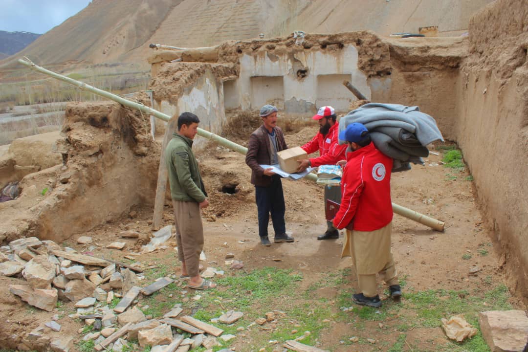 Today Tuesday, on 21st Shawwal, Afghan Red Crescent distributed 4 non-food items to 25 families affected by recent rains in Punjab and Shiber districts of Bamiyan province. Where each family received 5 blankets, a tarpaulin, a kitchen set and 2 water barrels.