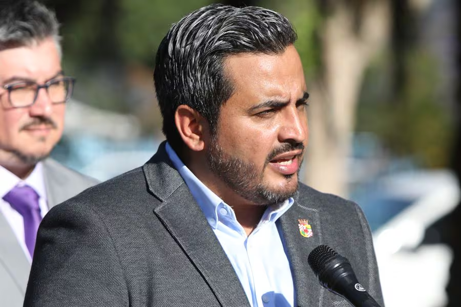 Decretan orden de arresto contra alcalde de San Bernardo, Christopher White (PS) bityl.co/Pd3C