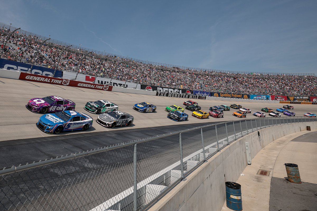 .@FS1 got 2.401 million viewers for Sunday's NASCAR race @MonsterMile; no direct comparison to last year because that event was postponed to a Monday. 🔲 Top five markets: 1) Greensboro - 3.43 2) Charlotte - 3.33 3) Norfolk - 2.58 4) Orlando - 2.14 4) Raleigh - 2.14