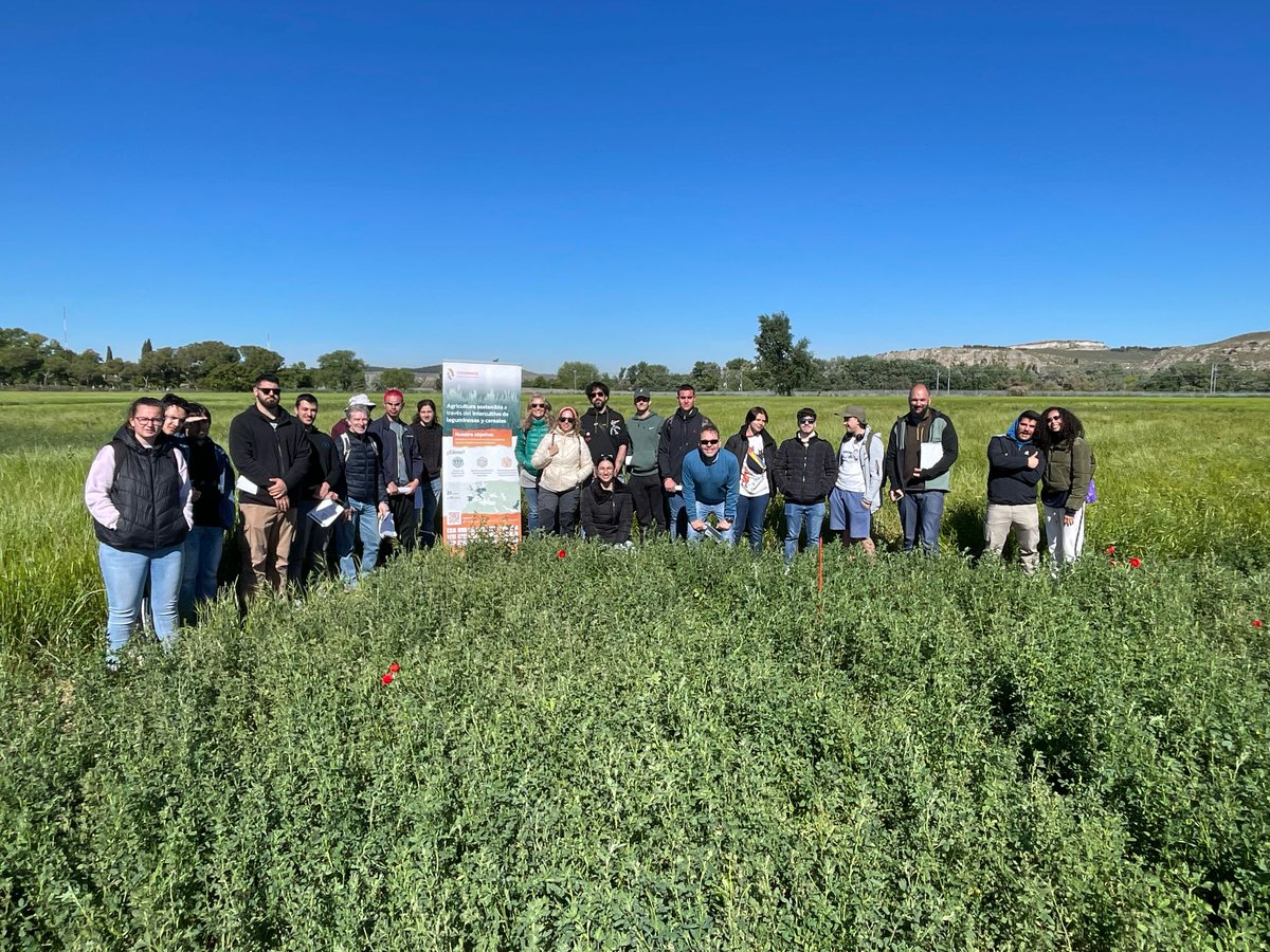 La semana pasada Juan Carlos y María José compartieron el experimento del proyecto LEGUMINOSE en la finca la Poveda con alumnos del módulo de paisajismo y medio rural del IES de capacitación forestal de Villaviciosa de Odón (Madrid).