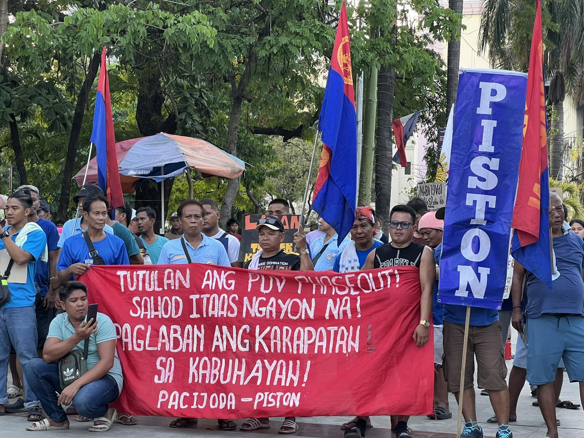 TULOY ANG LABAN 🚨🚦✊

Huling araw na ng PUVMP franchise consolidation pero patuloy ang welga ng mga tsuper at operator. Buo ang tindig sa pagbabasura ng huwad PUV modernization program ng LTFRB at gobyerno.

#NoToJeepneyPhaseout
#NoToPUVMP