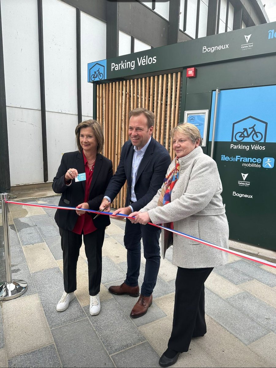 Hier, avec le président de vallée sud-Grand Paris, Jean Didier Berger et la maire de Bagneux, MH Amiable, inauguration d’un superbe pk à vélos sécurisé. J’y représentais la présidente d’IDFM, V.Pecresse, qui a financé l’équipement à hauteur de 70%.