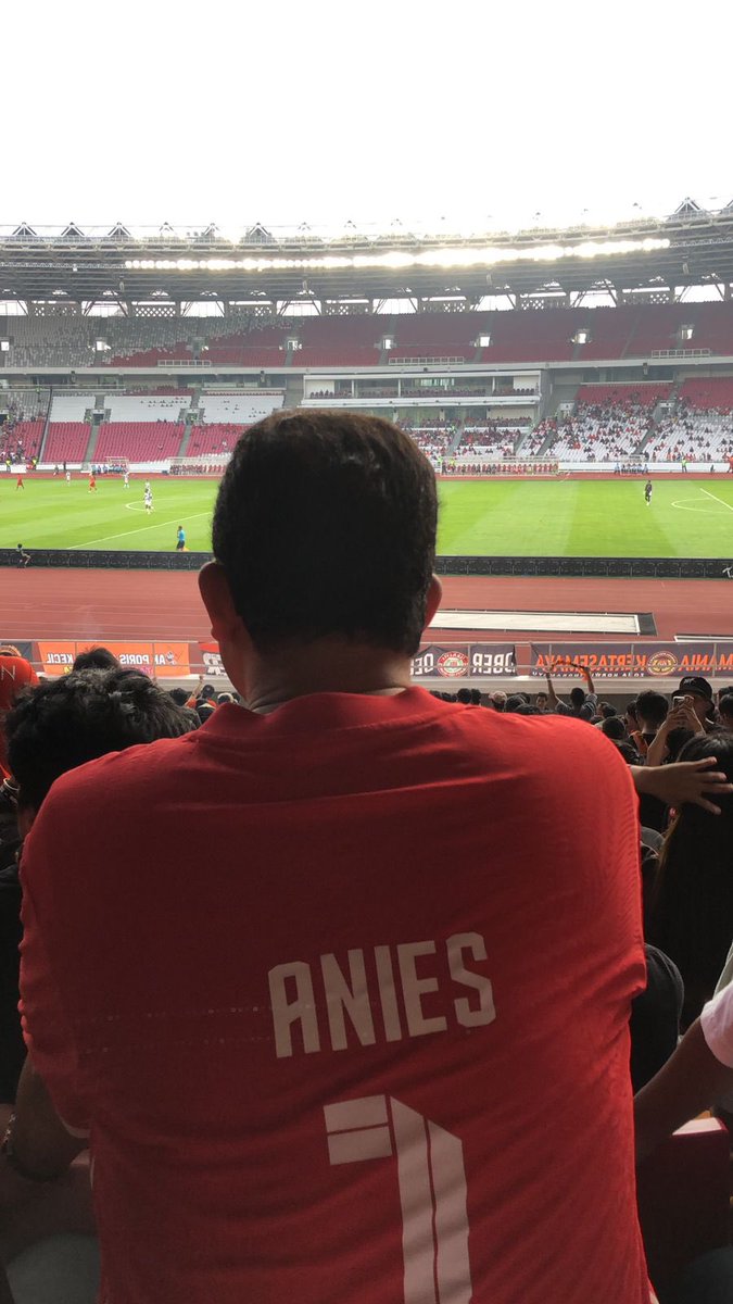 Moment pak anies berada di tengah tengah The JakMania ikut menyaksikan pertandingan persija vs semarang. 

Abah pernah berkata saya akan krmbali bukan sebagai gubenur melainkan sebagai Jakmania beliau telah menepati janjinya mantap👏