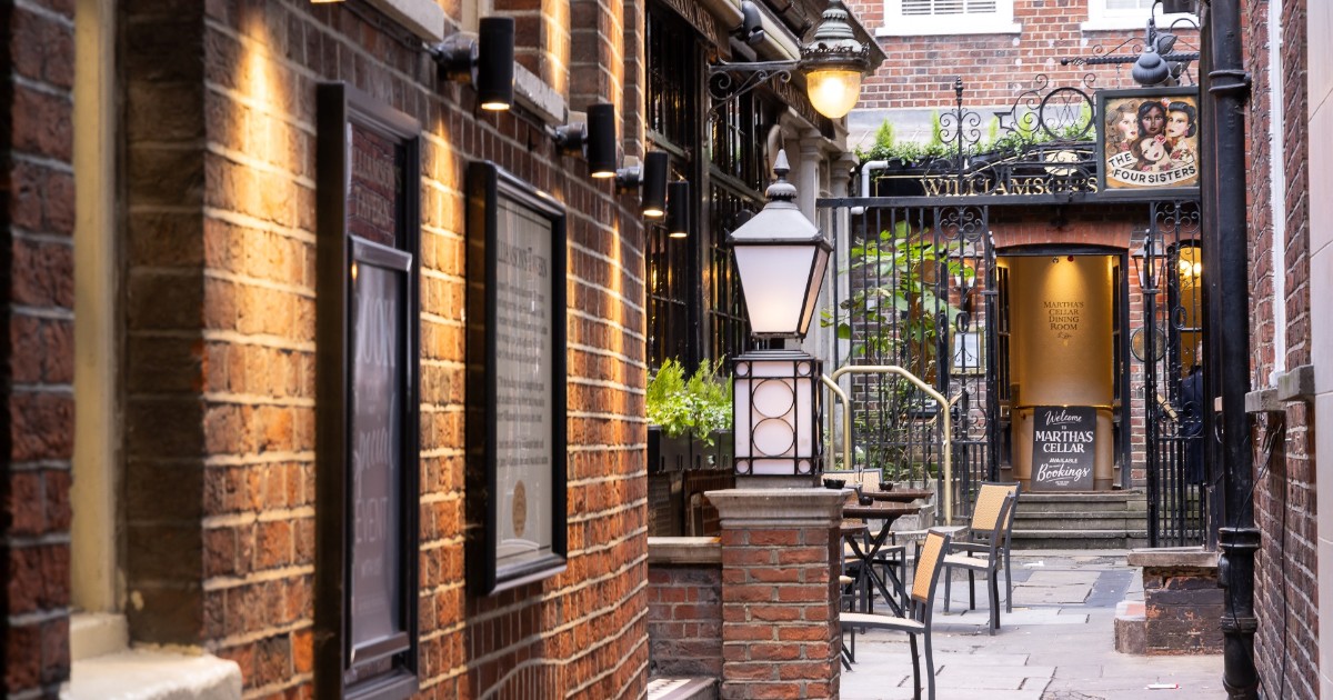 Have you found Williamson's Tavern, tucked away down a tiny passageway? This intriguing pub has a long history, even older than its 1930's style interior, as the original building on this site was built in 17th Century. 📍 Williamson's Tavern, off Bow Lane, London, EC4M 9EH