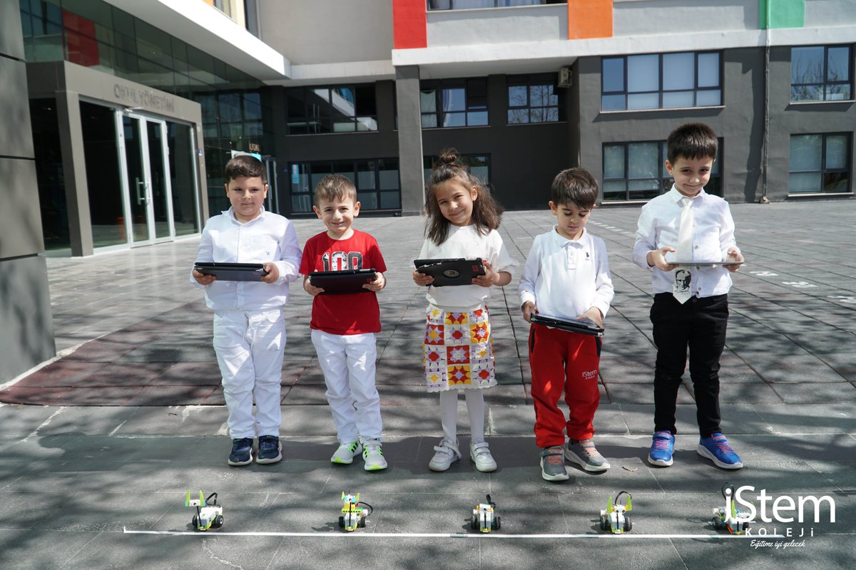 Anaokulu öğrencilerimizle birlikte WeDo 2.0 Lego seti kullanarak Milo Aracı grup çalışması düzenledik. Miniklerimiz özgün tasarımlarla süsledikleri araçlarını, okulumuz bahçesinde düzenlediğimiz yarışmada bir araya getirdik.

#istemkoleji #eğitimeiyigelecek #atölyeakademi