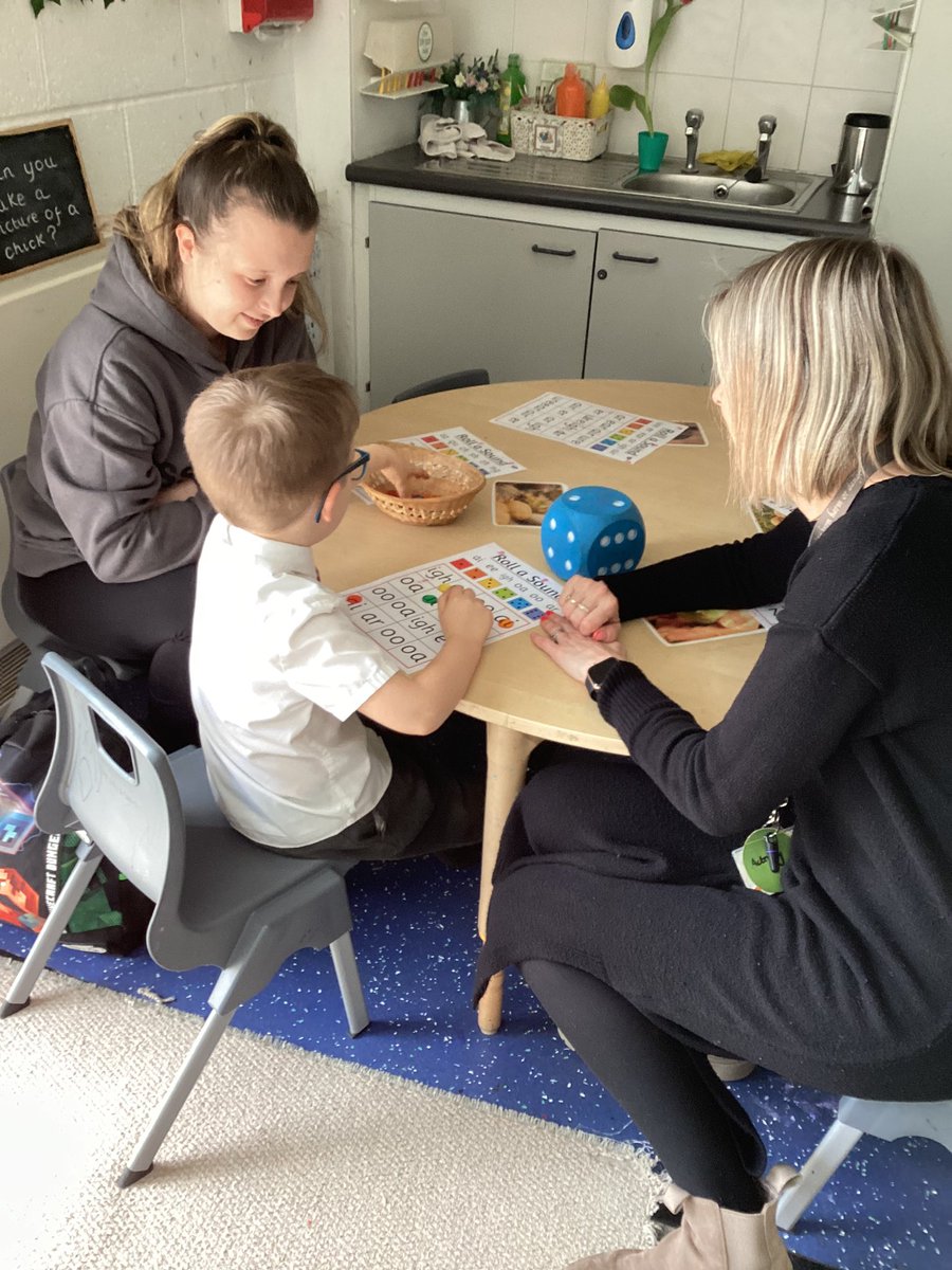 Today we hosted our Reception and KS1 Phonics Party! 🎉 The children enjoyed playing a range of phonics games and loved sharing their learning with their parents and families. 🥳 #creatingabetterfuture @TheWingsCE