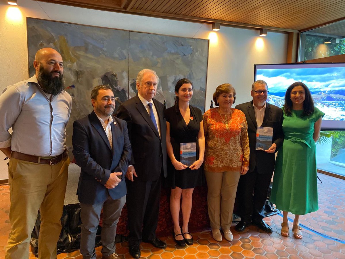 Embajada Chile EEUU (@embajadachileus) on Twitter photo <a href="/UAustraldeChile/">Universidad Austral de Chile</a>, <a href="/pewtrusts/">The Pew Trusts</a> y <a href="/EmbajadaChileUS/">Embajada Chile EEUU</a>
presentaron "Conservation in Chilean Patagonia". Senador Ricardo Lagos W., académicos Cesar Guala y María José Martínez-Harms comentaron publicación. Una colaboración q amplia entendimiento sobre conservación en Patagonia chilena. <a href="/UAustraldeChile/">Universidad Austral de Chile</a>, <a href="/pewtrusts/">The Pew Trusts</a> y <a href="/EmbajadaChileUS/">Embajada Chile EEUU</a>
presentaron "Conservation in Chilean Patagonia". Senador Ricardo Lagos W., académicos Cesar Guala y María José Martínez-Harms comentaron publicación. Una colaboración q amplia entendimiento sobre conservación en Patagonia chilena.