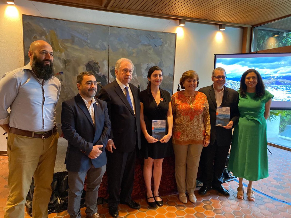 @UAustraldeChile, @pewtrusts y @EmbajadaChileUS presentaron 'Conservation in Chilean Patagonia'. Senador Ricardo Lagos W., académicos Cesar Guala y María José Martínez-Harms comentaron publicación. Una colaboración q amplia entendimiento sobre conservación en Patagonia chilena.