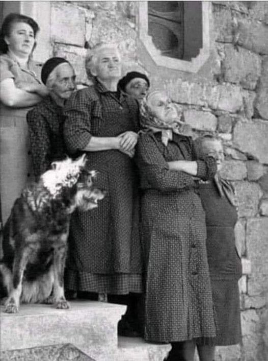 Kevin64794212's tweet image. Καλοπροαίρετες γειτόνισσες βλέπουν με αγάπη  το ντύσιμο της Αθηναίας που ήρθε στο χωριό με τα μίνια της και τα εξώπλατα