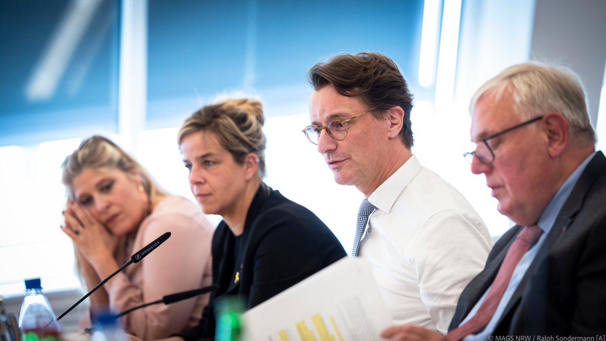 landnrw's tweet photo. Seit über 25 Jahren schafft der Ausbildungskonsens #NRW Perspektiven für junge Menschen bei der Wahl des passenden Berufs. Heute haben sich die Partner in der Staatskanzlei mit MP @HendrikWuest über Herausforderungen für Menschen und Betriebe auf dem Ausbildungsmarkt beraten. https://t.co/k7iJqjhJrQ