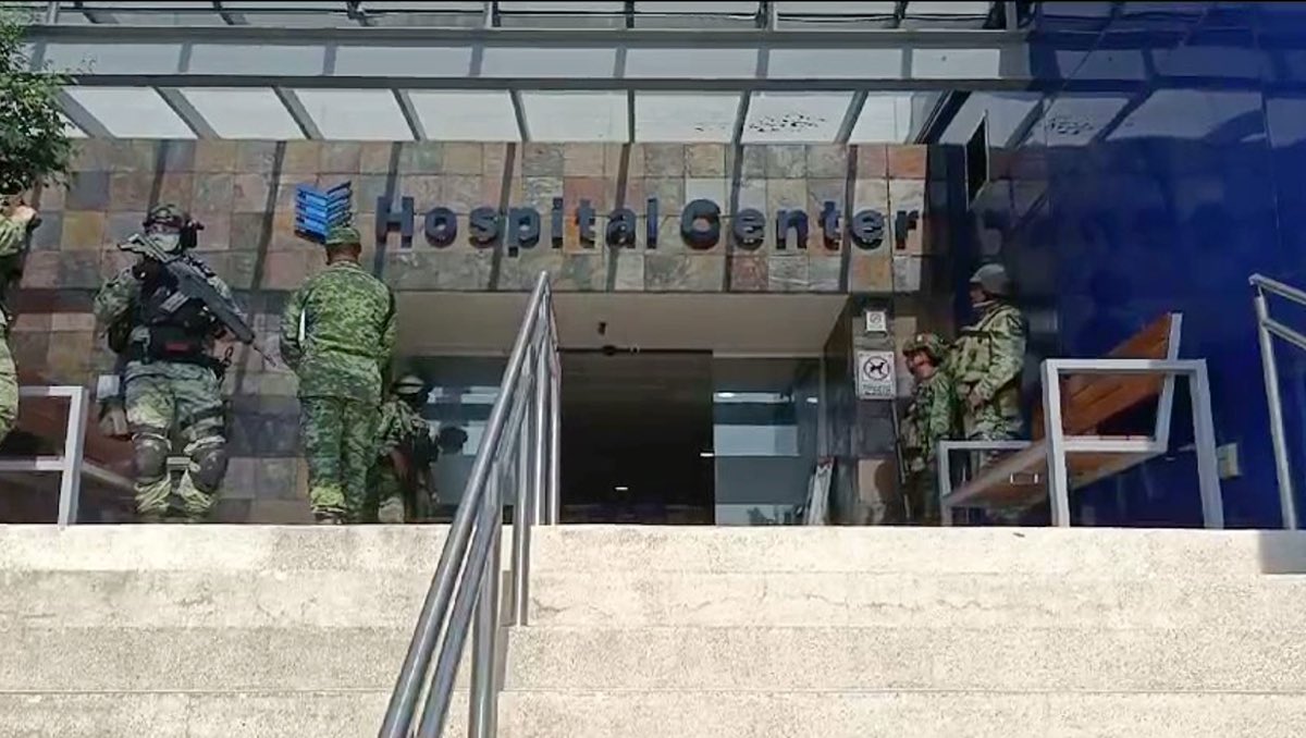 Hombres armados irrumpen en hospital privado en #Cuernavaca y asesinan a paciente. #AbrazosNoBalazos milenio.com/estados/irrump…