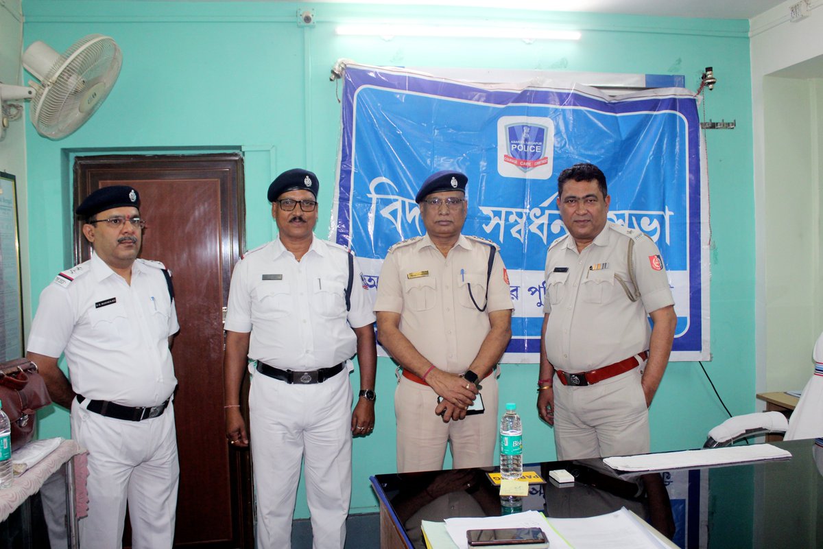 Superannuation programme held at Asansol Police Lines, ADPC. 02 (Two) Police persons have completed their service tenure in Police department. We the Police family of ADPC wish them a happy & prosperous life in future. God bless them.

#Superannuation 
#ADPC4U @WBPolice