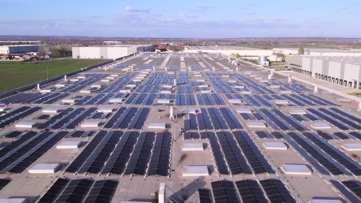 ¡Novedades en Lenovo! Instalamos 5.072 paneles solares en nuestro Centro de Innovación Global en Budapest, alcanzando una capacidad de 3 MW para energizar nuestras operaciones de forma sostenible. 🌞💡 #EnergíaSolar #SostenibilidadLenovo