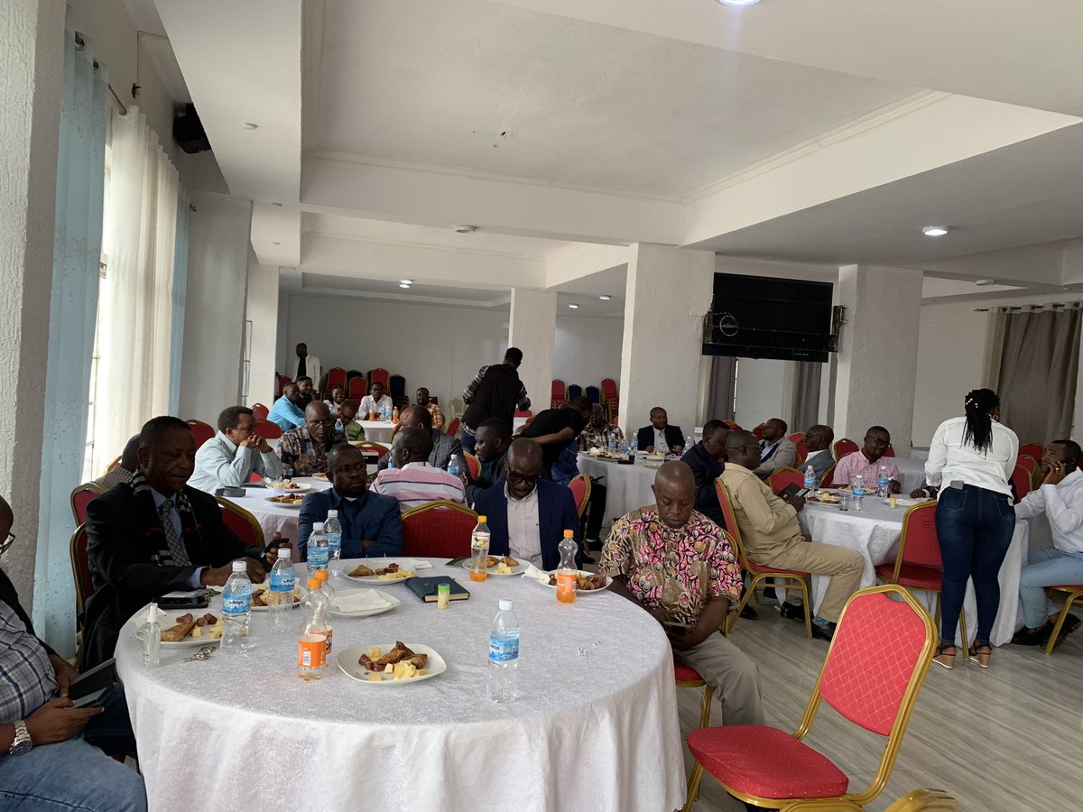 #RDC: Journée de l'enseignement: Les #enseignants de l'Université de Goma se sont réunis autour du recteur Muhindo Mughanda pour commémorer cette journée dédiée à l’enseignement ce 30 avril 2024. @cabinet_esuRDC @butondonzangi