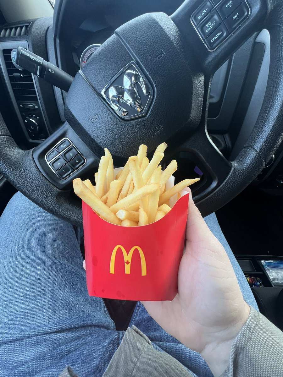 It’s now $4.10 for a medium fry from McDonald’s in Canada. 🤯 🍟 📸 @mrsunshinebaby