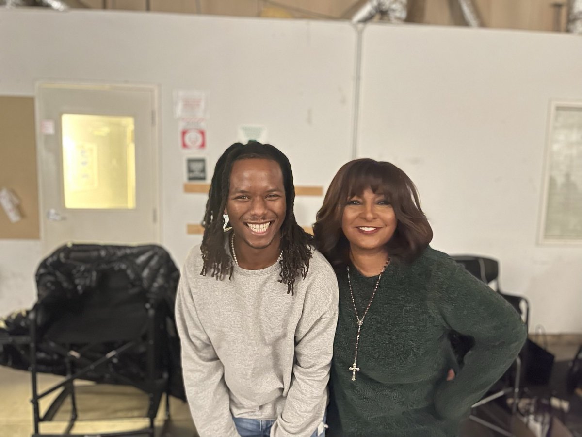 _JayEL's tweet image. Behind the scenes of 

THEM THE SCARE :

W / #pamgrier