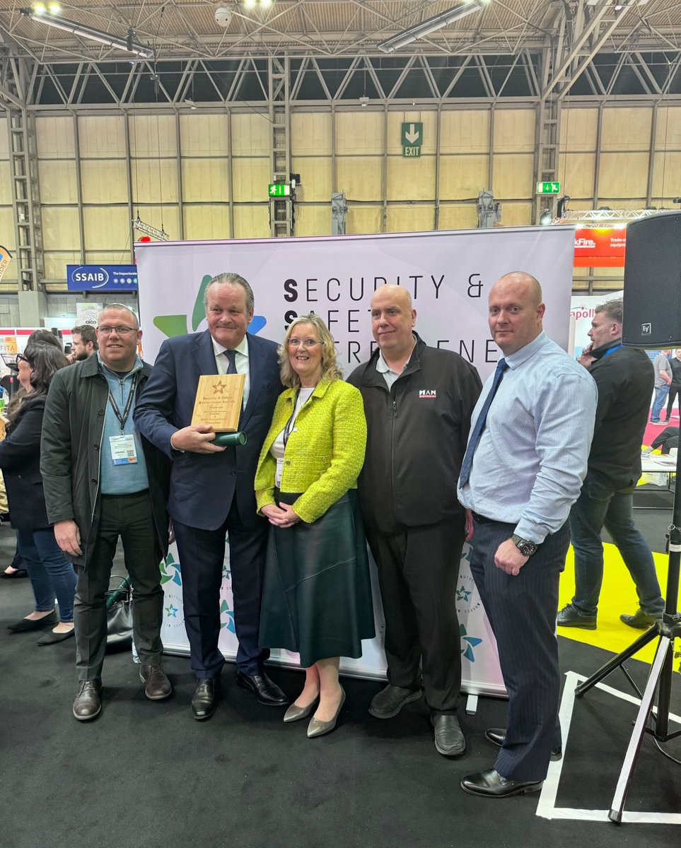MANCommercial's tweet image. 𝗙𝗮𝗺𝗶𝗹𝘆-𝗢𝘄𝗻𝗲𝗱 𝗕𝘂𝘀𝗶𝗻𝗲𝘀𝘀 𝗼𝗳 𝘁𝗵𝗲 𝗬𝗲𝗮𝗿 🏆😍

We are excited to share that we have been named winners of ‘Family- Owned Business of the Year’ at the first ever Security &amp;amp; Safety Entrepreneur Awards! @theSSEAwards 
#familybusinessoftheyear #thesecurityevent