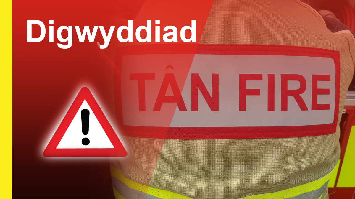 Diweddariad: Cawsom ein galw am 14.06 i dân mewn ffatri ar Ffordd Dinbych, Yr Wyddgrug ac rydym yn mynd i'r afael ag adroddiadau am dân yn yr ardal gynhyrchu.
Gofynnir i drigolion lleol gau ffenestri a drysau ac osgoi'r ardal oherwydd mwg ac fel mesur rhagofalus.