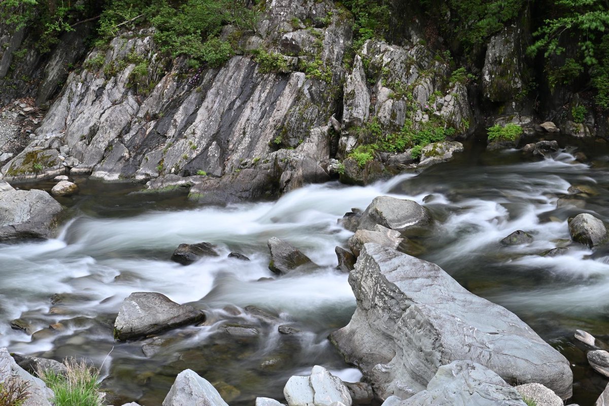 愛媛県四国中央市の冨郷渓谷。吉野川最大の支流‘‘銅山川‘‘
川の流れを滑らかな糸状の写真に。
露出時間2秒のスローシャッター撮影。ISOは100。

※NikonのフラッグシップミラーレスカメラZ9で撮影
使用レンズはF2.8 24‐70㎜レンズ