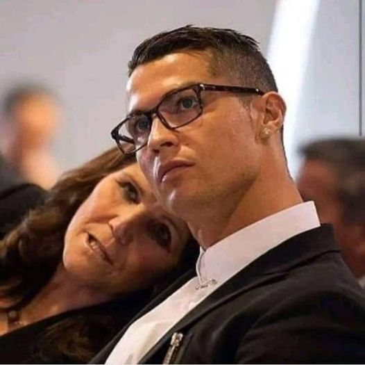Bir gazeteci Cristiano Ronaldo'ya soruyor: 'Annen neden hala seninle yaşıyor? Neden ona bir ev yapmıyorsun? ' Cristiano Ronaldo cevap veriyor: 'Beni annem büyüttü ve hayatını benim için adadı. Sadece yemek yememe izin vermek için aç yatardı. Hiç paramız yoktu. İlk ayakkabılarımı