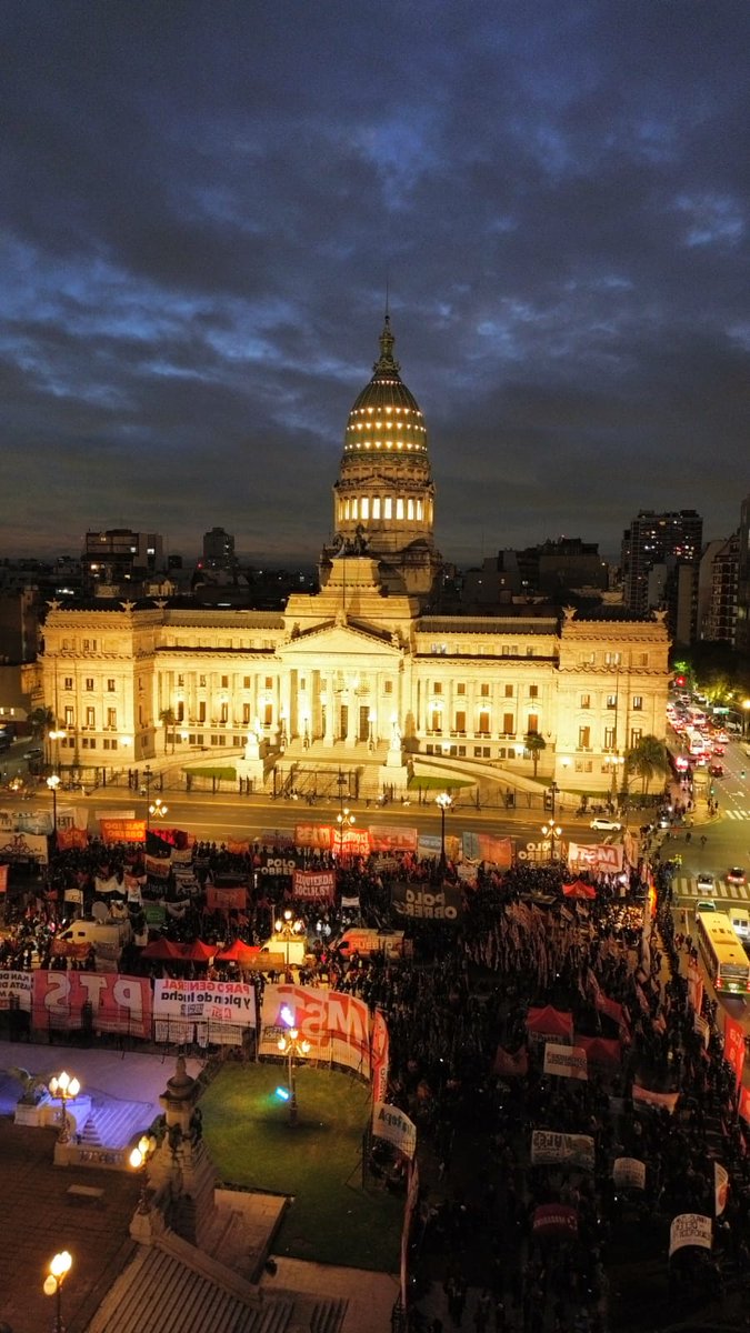 En Congreso donde se votó Ley Bases y Reforma Laboral NO estuvo la CGT y CTA. Incluso diputados que dirigen sindicatos y votaron en contra NO convocaron a los trabajadores. Doble discurso, ante semejante ataque. Al gobierno se lo enfrenta en la calle, hasta que caiga todo el plan