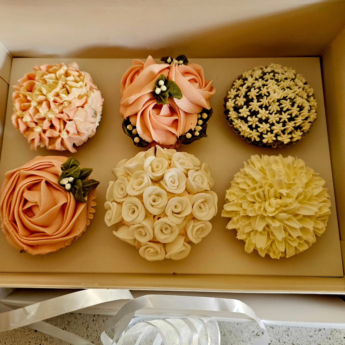 Look at these amazing cupcakes by Emily's Blooming Cake Company.
Anyone attending the cup cake decoration workshop at Utterby Village Hall on Saturday 4th May will have a great time. 
Spaces still available.
#utterbyvillagehall #utterby #utterbynews #louth #lincolnshirewolds