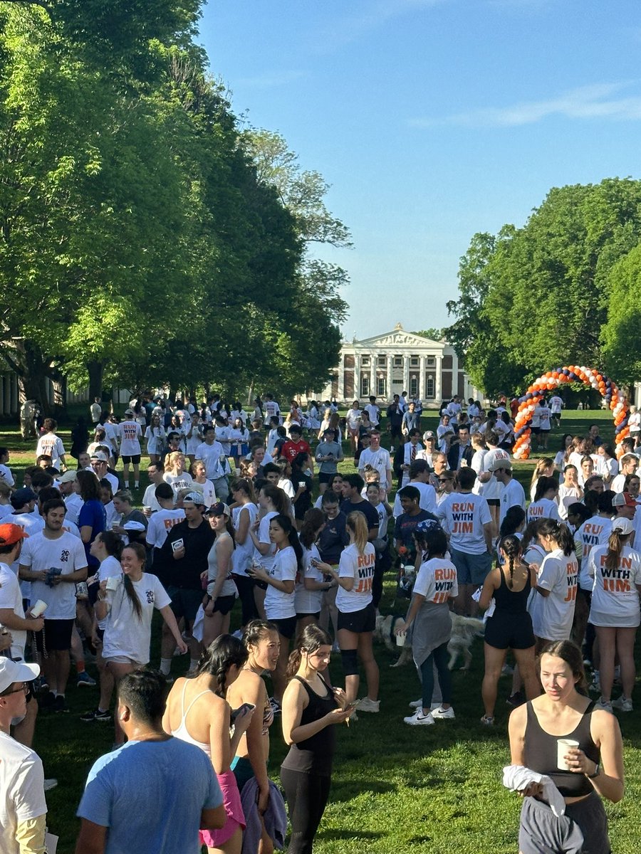 Happy last day of classes! I enjoyed spending the morning at our largest #RunWithJim to date, with over 1100 4th-years on a run through Grounds. Many thanks to UVA Clubs for helping organize this special morning – and best of luck to everyone as Final Exercises approach.