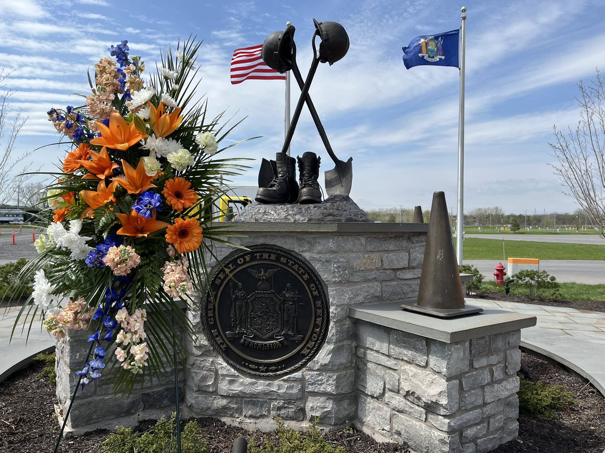 @nyspolice @NYSThruway As the ceremony ends, this wreath placed on the Workers Memorial is a reminder of the hazards our crews face every day as they sacrifice their own safety for ours. And it’s a reminder of those who paid the ultimate sacrifice. #Slowdown #MoveOver #StayAlert @nyspolice @NYSThruway