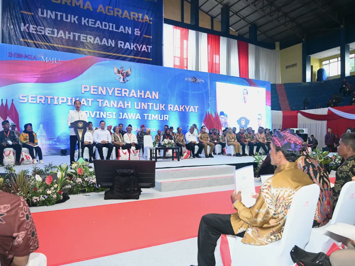 Sebanyak 10.323 sertifikat tanah Banyuwangi yang diberikan ini hasil program redistribusi tanah terbesar di Indonesia, dari bekas lahan hutan hingga bekas lahan Hak Guna Usaha (HGU). Sertifikat yang diberikan saat ini adalah sertifikat elektronik. Terlihat hanya satu lembar,…