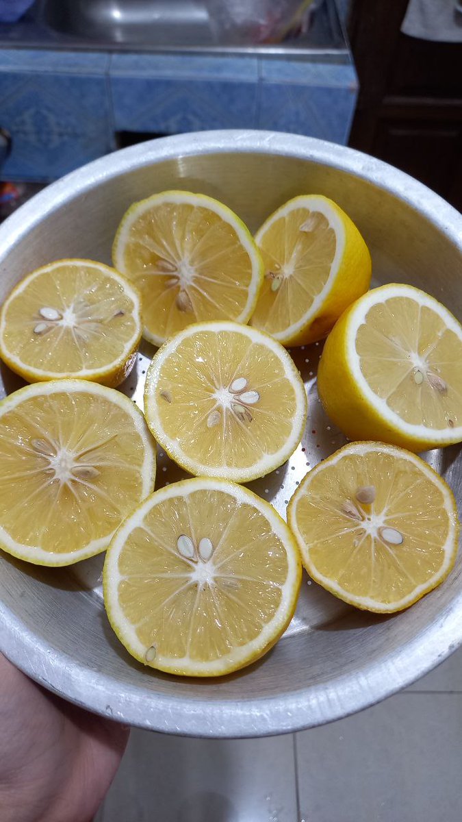 2 hari lalu bli lemon 4 buah 10 ribu guis kelupaan jadi rada item gini :(