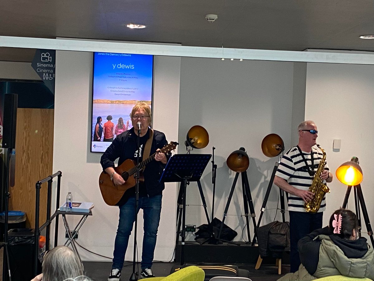 Am brynhawn hyfryd yn Pictwrs a Chan! Gydag Arfon Wyn yn chwarae rhai o glasuron Elvis ynghyd â'n dangosiad o Viva Las Vegas. #yagym

What a lovely afternoon at Pictiwrs a Chan! Arfon Wyn played some Elvis classics, along with our screening of Viva Las Vegas.