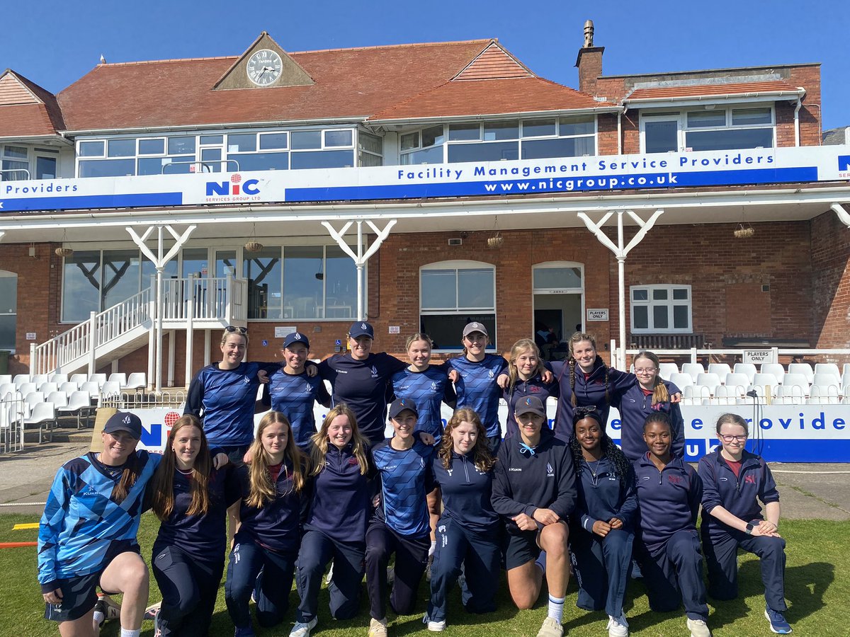 I remember being 14 y/o, playing against Hollie Armitage and thinking ‘how does she hit a ball that hard’….now she’s inspiring the next generation! A huge thank you to the @North_Diamonds for the opportunity to meet the players & watch a training session - lots to take away!