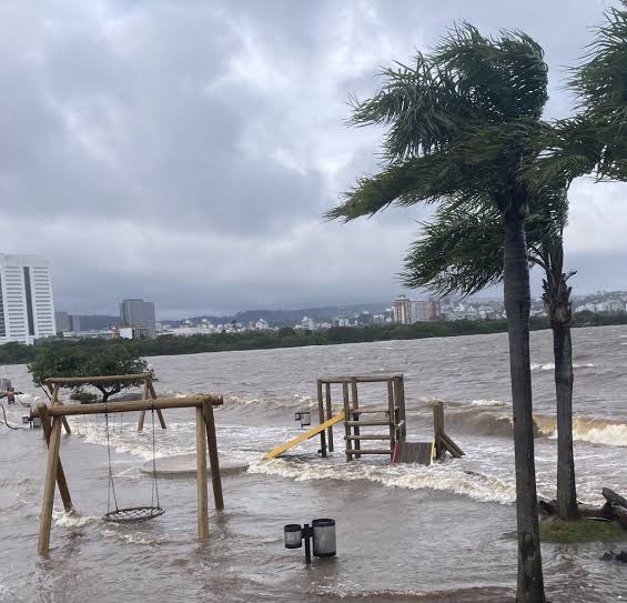 Se mantiver essas condições climáticas, mesmo com a drenagem do Beira Rio, por questões de segurança logística da torcida que vai ao jogo, o @SCInternacional tem obrigação de pedir o ADIAMENTO do jogo.

Foda se o calendário, a prioridade é o cidadão.