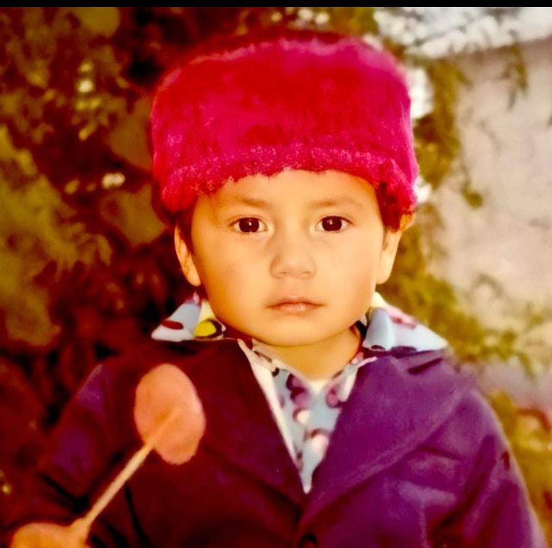 #PegaTuFoto Siempre seremos niños, y tendremos un Corazón tan limpio como a los 6 años, porque la juventud nunca muere sólo crecen nuestros cuerpos. Ánimo!!! Feliz día del niño😎🥳🤠🤓👶 Este era yo aunque no lo crean😅😁