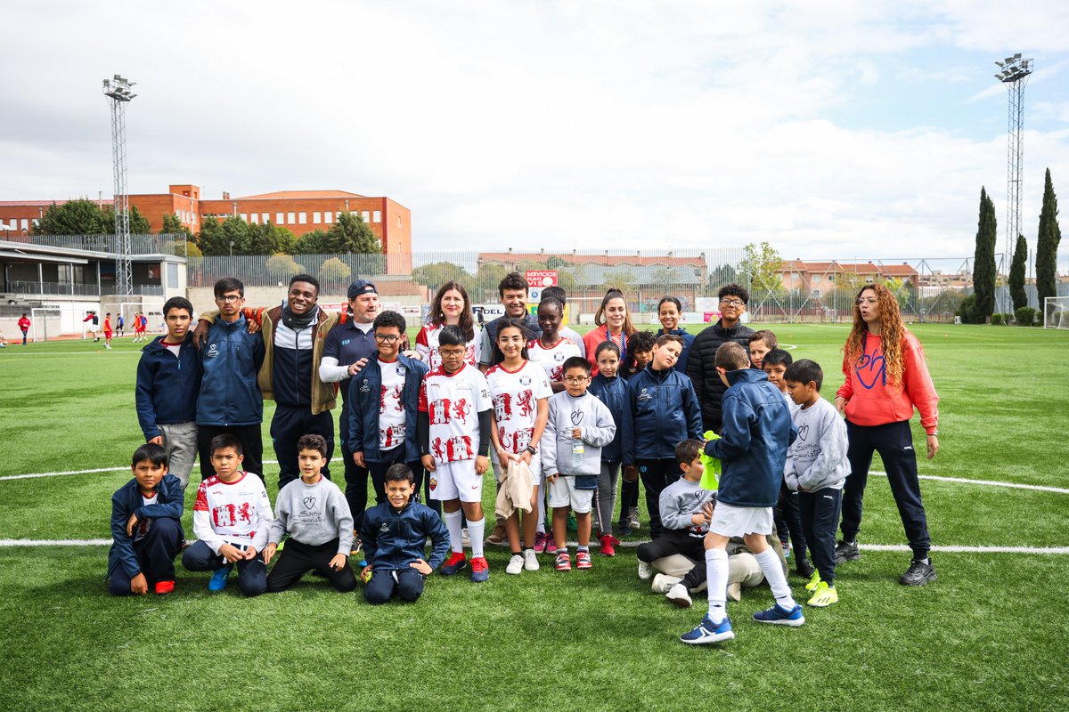 Invitamos a la concejala de Familia e Igualdad de Oportunidades de Salamanca , Miryam Rodríguez, a pasar la tarde con los niños y adolescentes de nuestra #Escuela100x100Deporte y no lo dudó... Más de 100 jugadores se entrenan los martes y viernes en los campos de Vicente del…