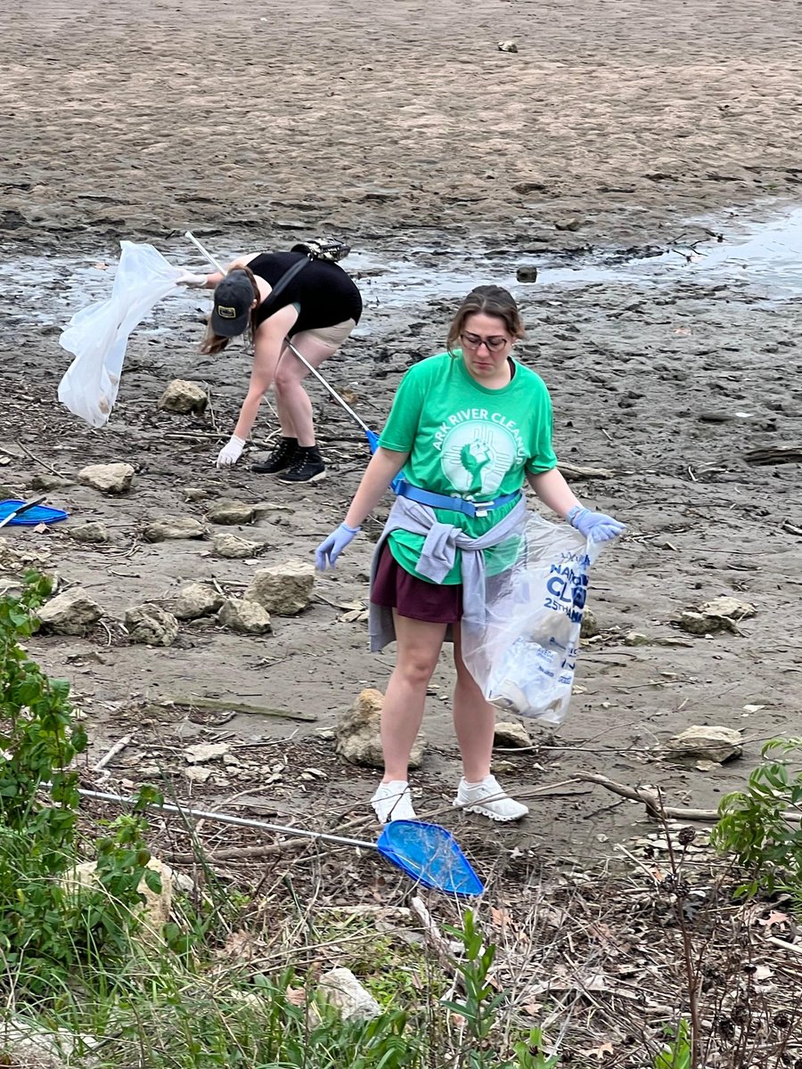 This past weekend, Dr. Howard Chang, medical director of Via Christi St. Francis' Emergency Department, and 23 medical scribes from the ED help with the Ark River Clean-Up in Wichita. Thank you all for your #EarthMonth contribution!