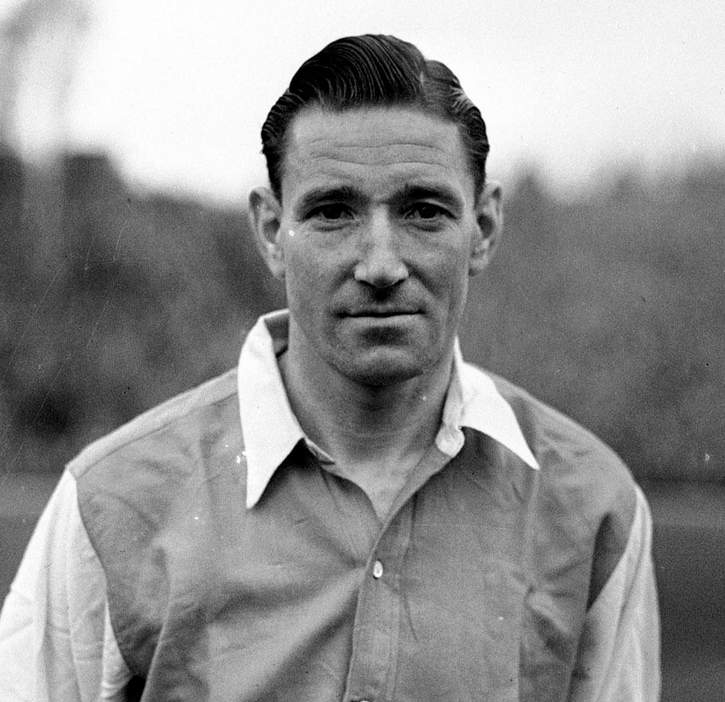 Remembering James Tullis 'Jimmy' Logie, a former #Arsenal inside-forward who passed away 40 years ago today in 1984 aged 64. Jimmy represented the Gunners for 16 years between 1939-55 playing 328 games and scoring 76 goals. A club captain who won two League titles and an FA Cup.