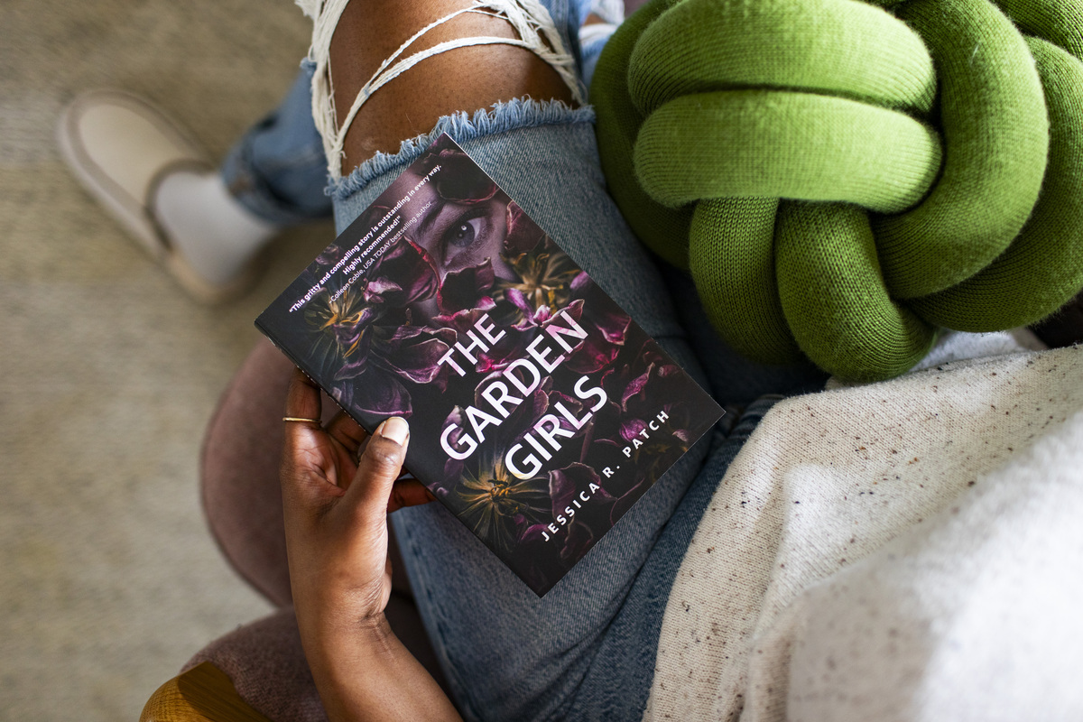 THE GARDEN GIRLS will have you on the edge of your seat! Get a behind-the-scenes look at what it’s like writing a romantic suspense novel and what author @jessicarpatch is working on next: bit.ly/3TXrRln