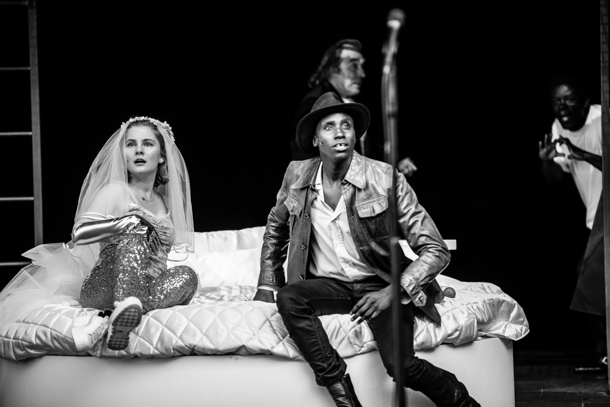 Le Balcon tweet media